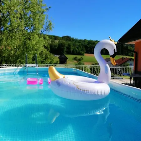Apartment Tina With Seasonal Pool Podsreda