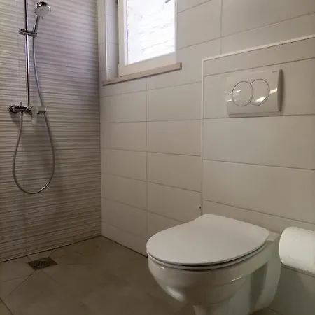 Tina With Seasonal Pool * Podsreda