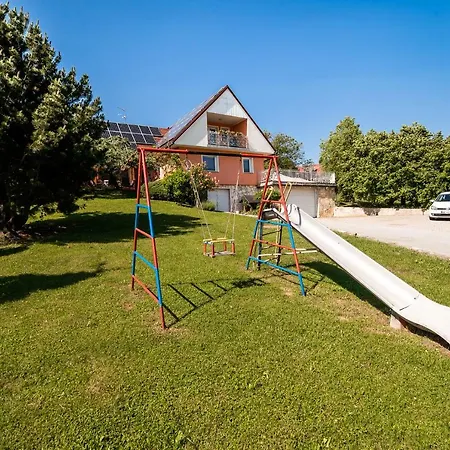 Апартаменты Tina With Seasonal Pool Podsreda