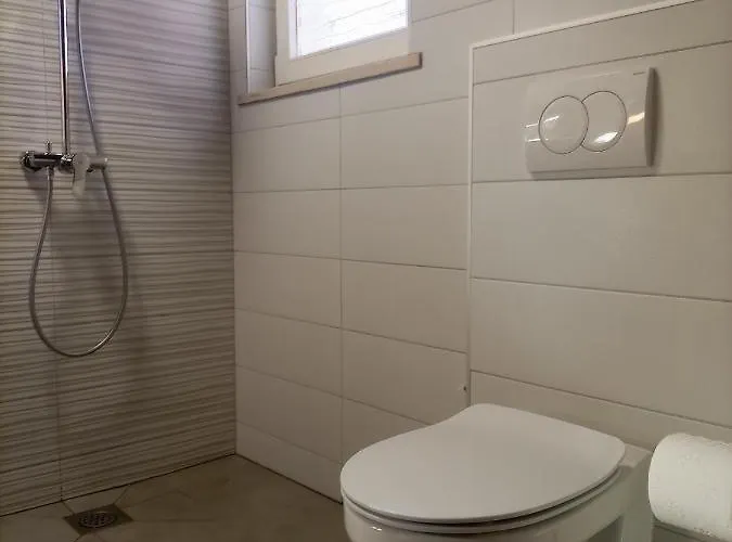 Tina With Seasonal Pool * Podsreda