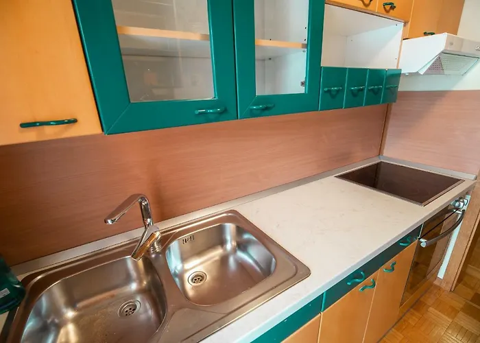 Tina With Seasonal Pool Appartement