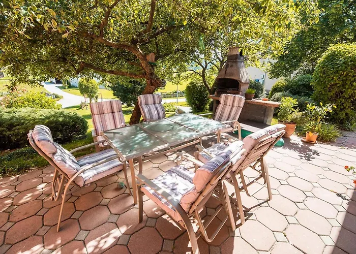 Tina With Seasonal Pool Appartement Podsreda